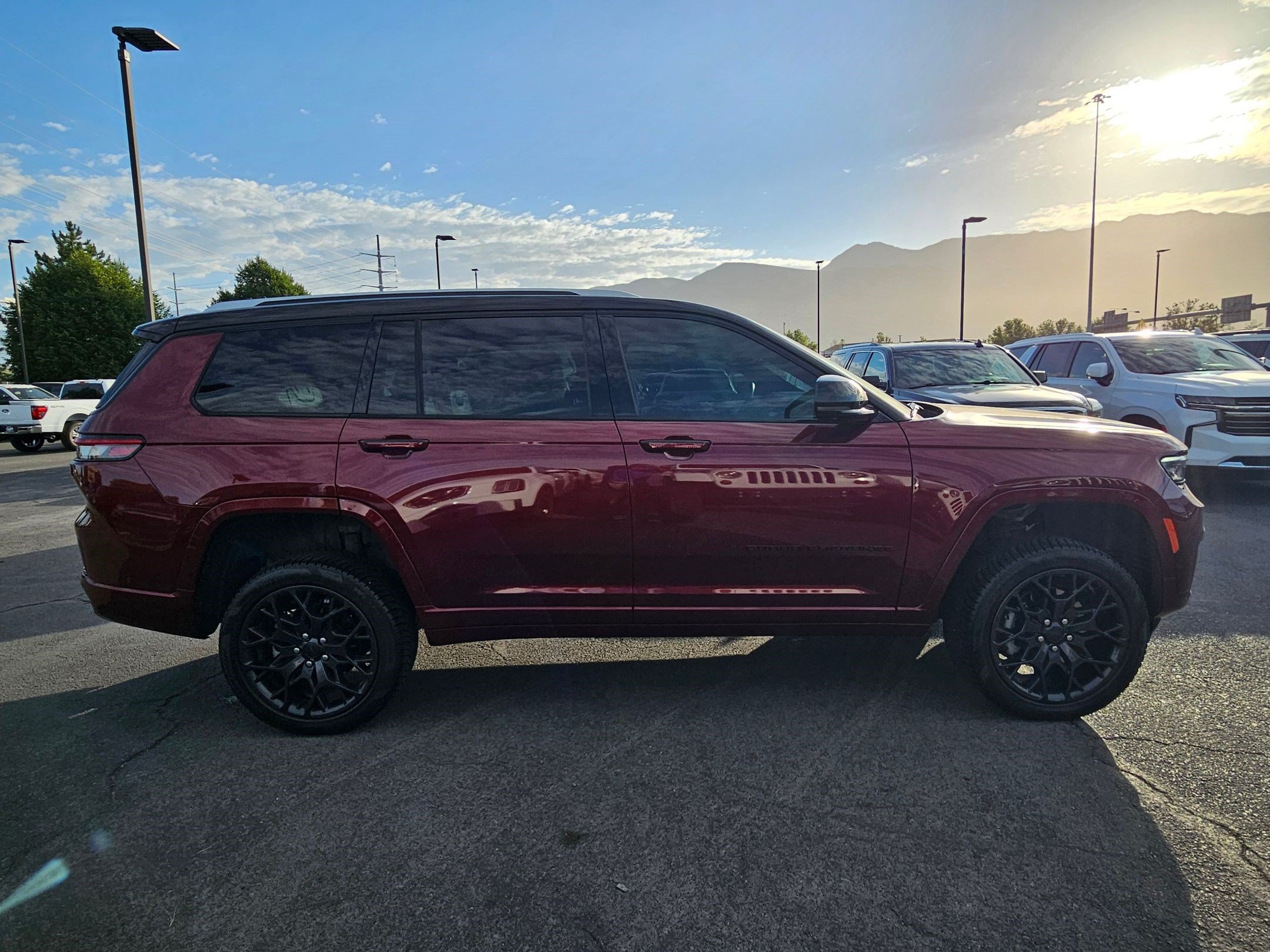 Used 2023 Jeep Grand Cherokee L Summit AWD/4WD image 2
