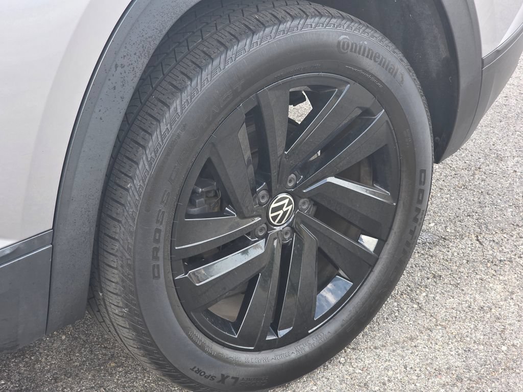Used 2022 Volkswagen Atlas Cross Sport SE w/ Black Wheel Package AWD/4WD image 39