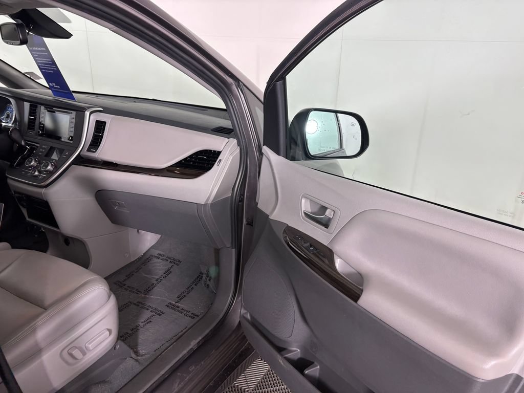 Used 2020 Toyota Sienna XLE FWD image 39