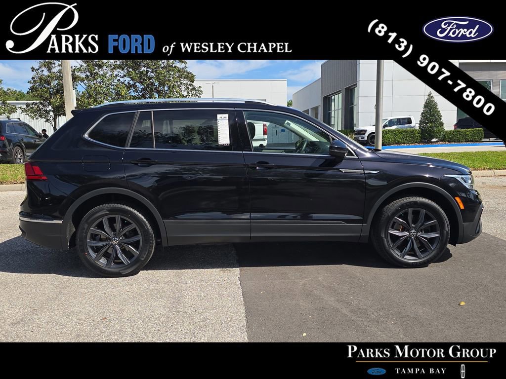 Used 2023 Volkswagen Tiguan SE w/ Panoramic Sunroof Package FWD image 2