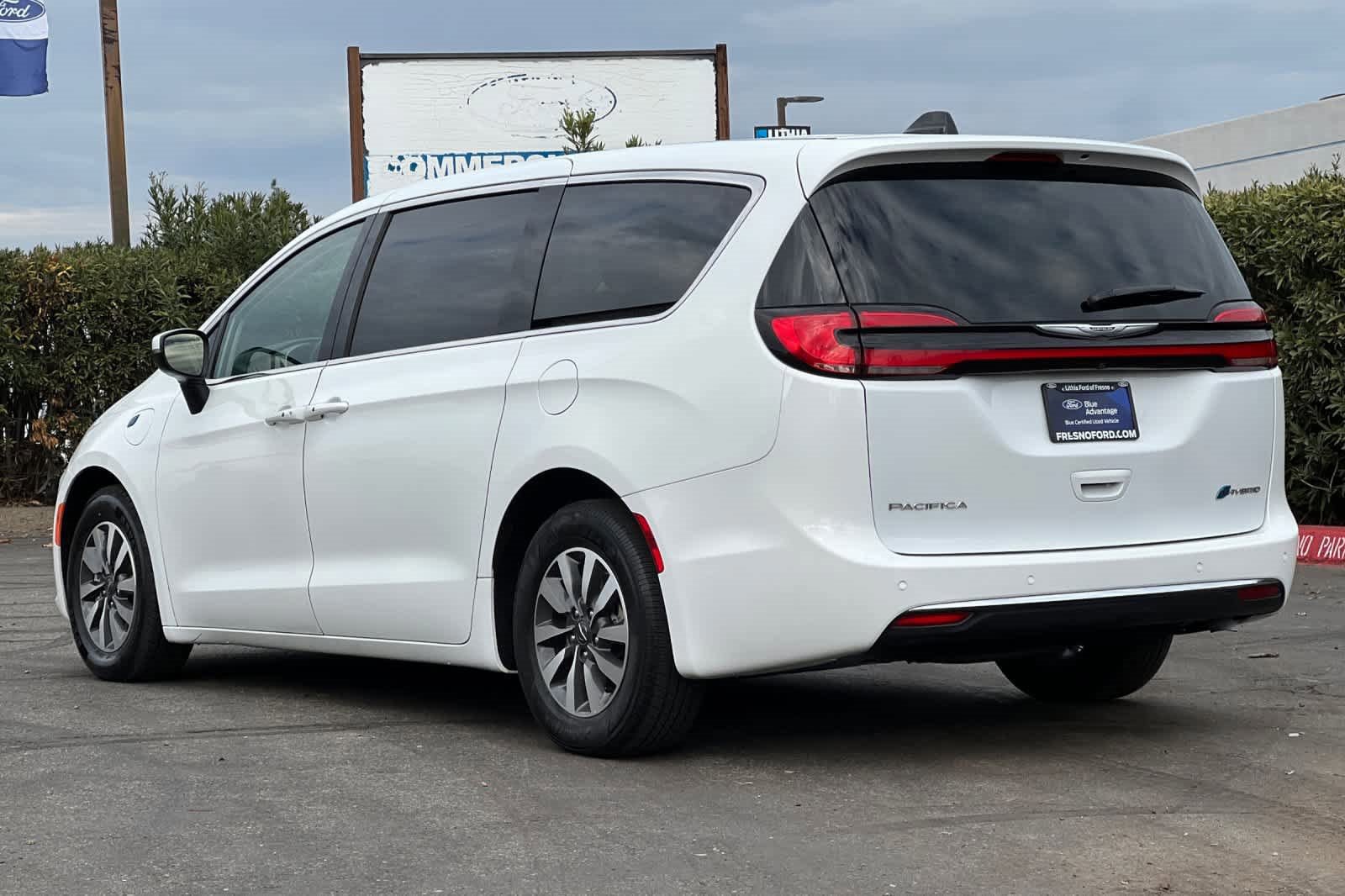 Used 2023 Chrysler Pacifica Touring-L image 3