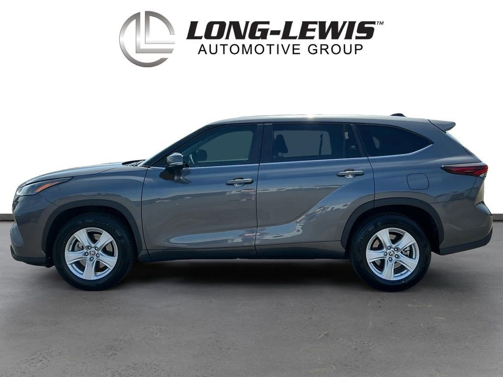 Used 2024 Toyota Highlander LE FWD video 2