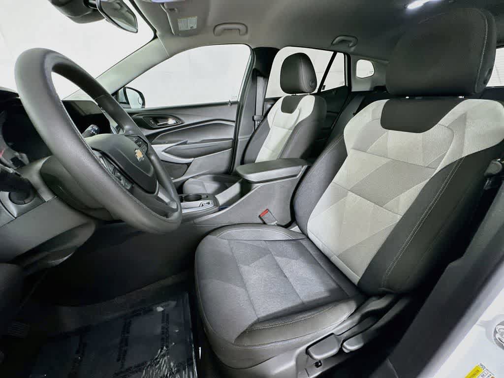 Used 2024 Chevrolet Trax LS w/ LS Convenience Package FWD image 11