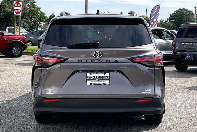 Used 2021 Toyota Sienna XLE FWD image 4