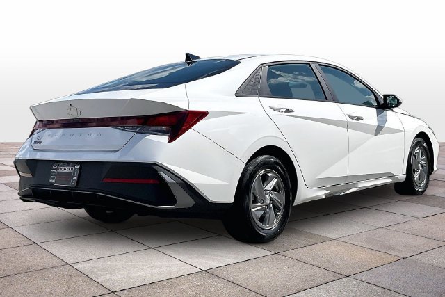 Used 2024 Hyundai Elantra SE FWD image 14