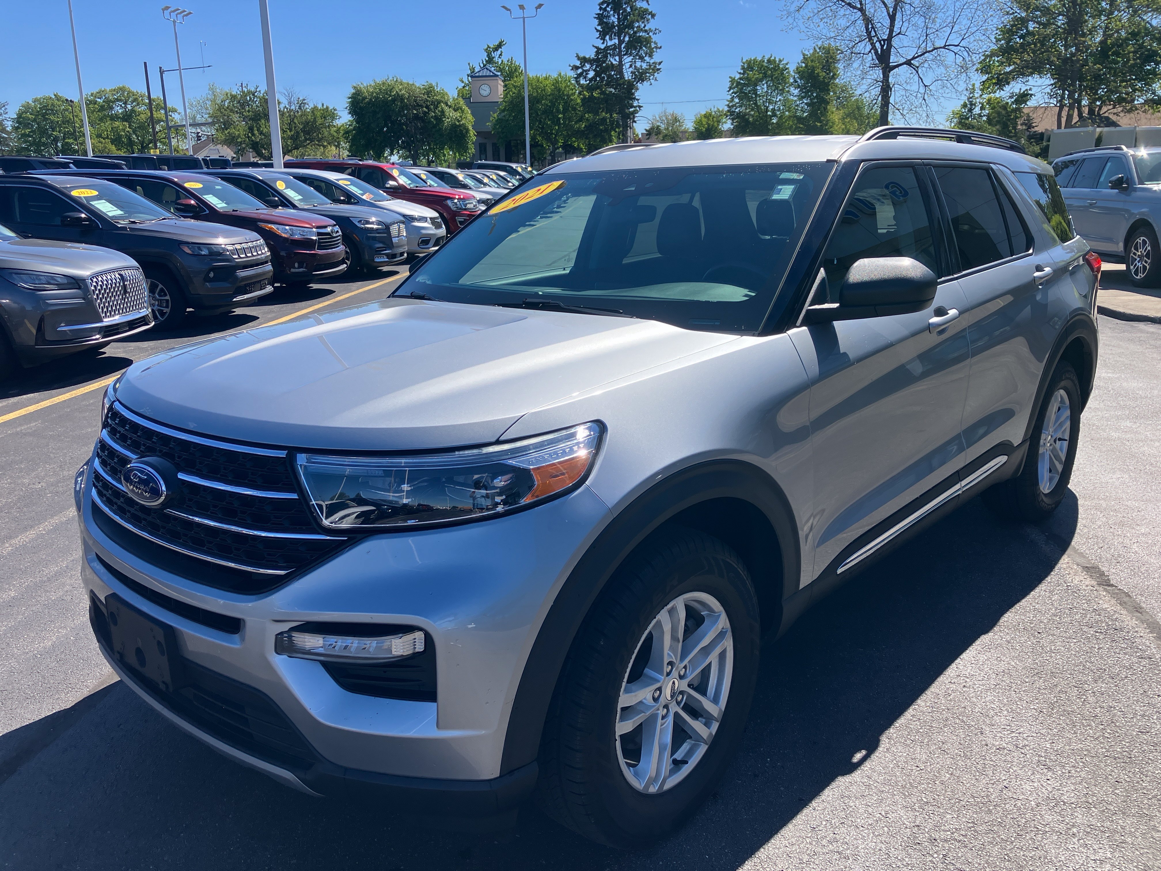 Certified 2021 Ford Explorer XLT w/ Equipment Group 202A AWD/4WD image 3