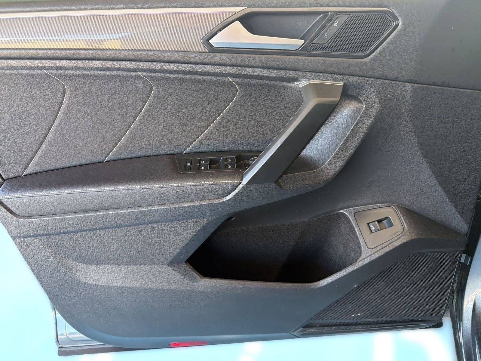 Used 2023 Volkswagen Tiguan SE R-Line image 11