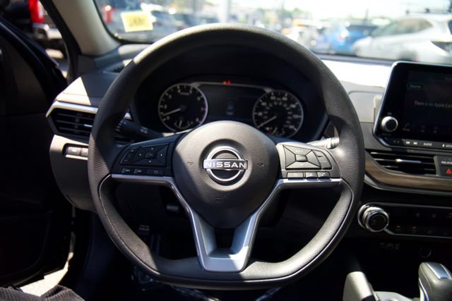 Used 2025 Nissan Altima 2.5 SV FWD image 13