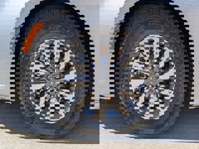 Used 2023 Chrysler Pacifica Touring-L image 11