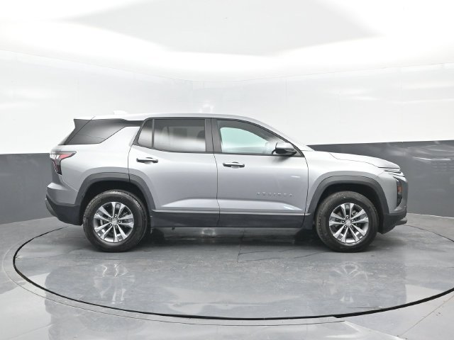 Used 2025 Chevrolet Equinox LT AWD/4WD image 3