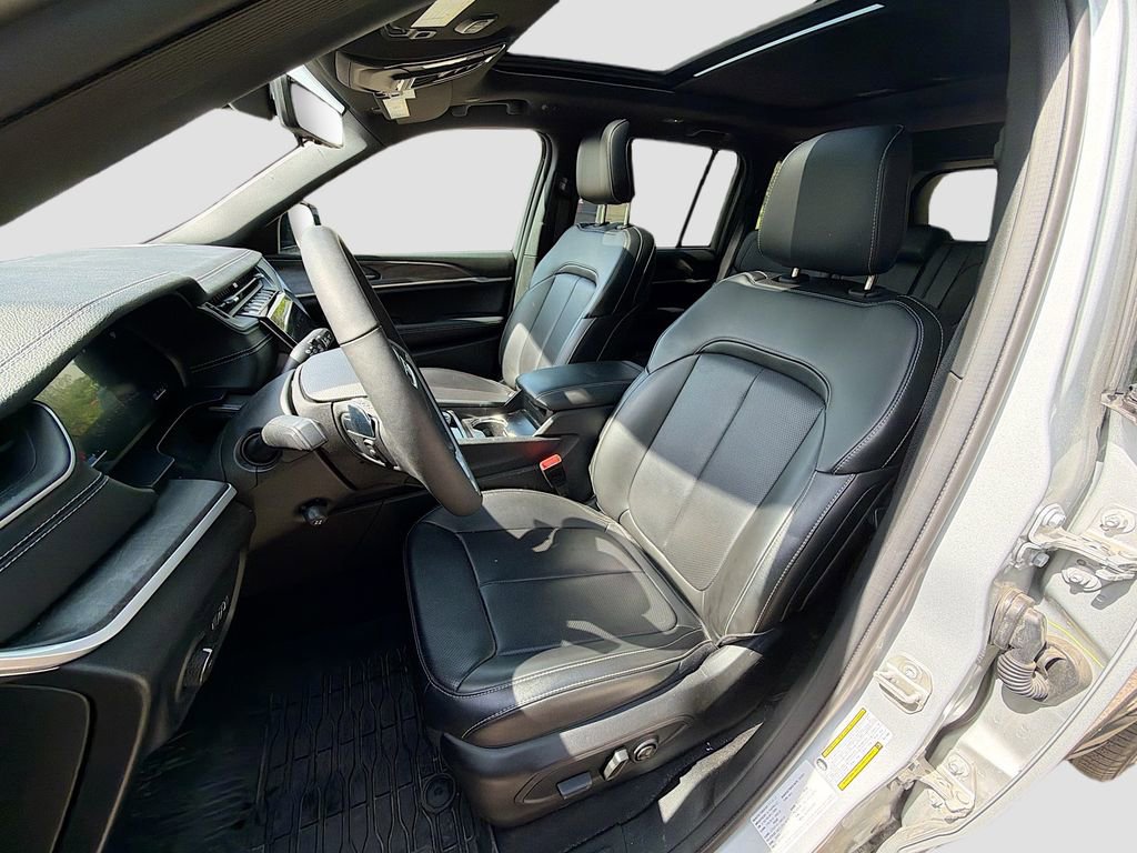Used 2024 Jeep Grand Cherokee Limited w/ Luxury Tech Group II AWD/4WD image 23