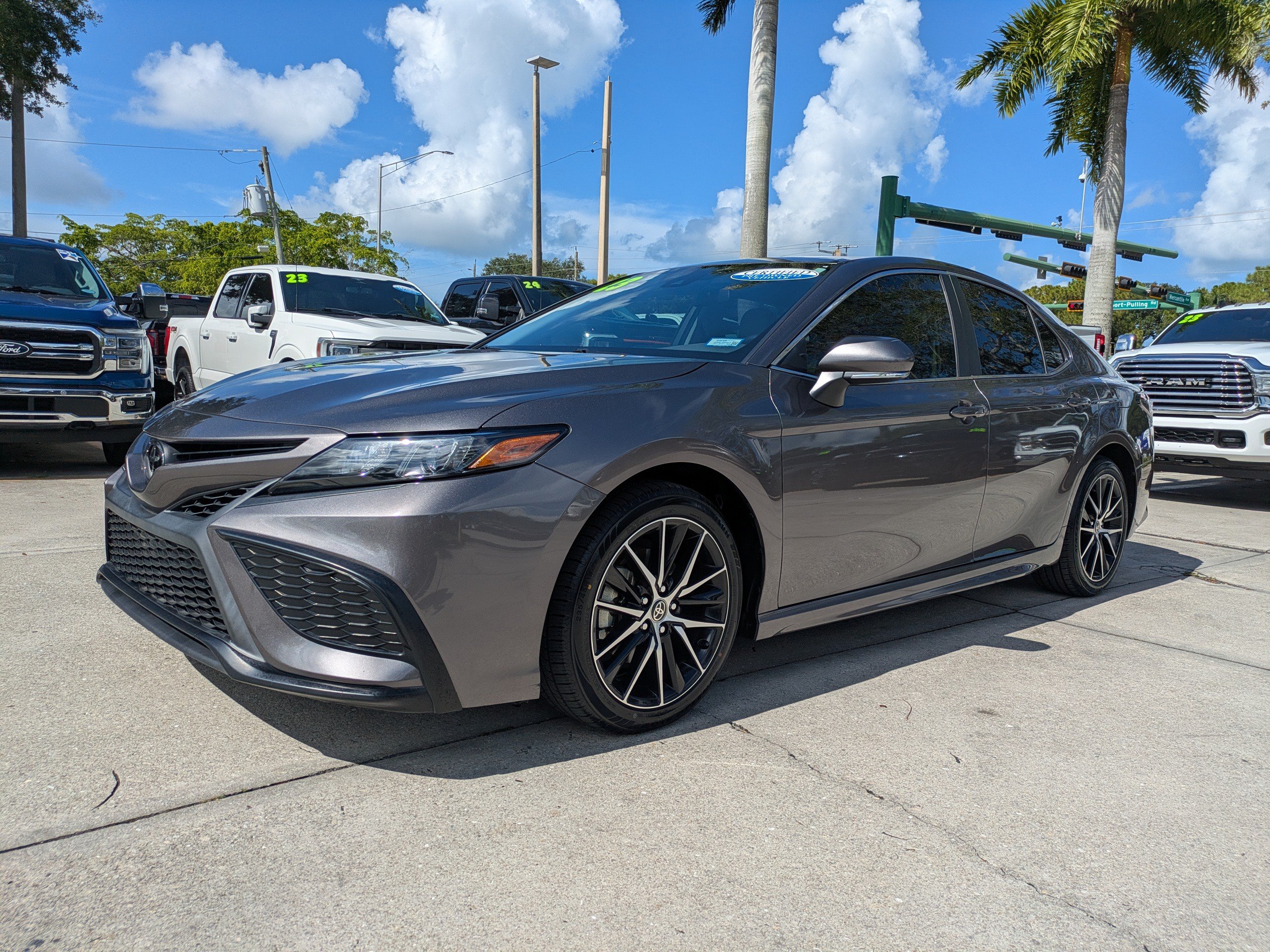 Used 2023 Toyota Camry SE FWD image 7