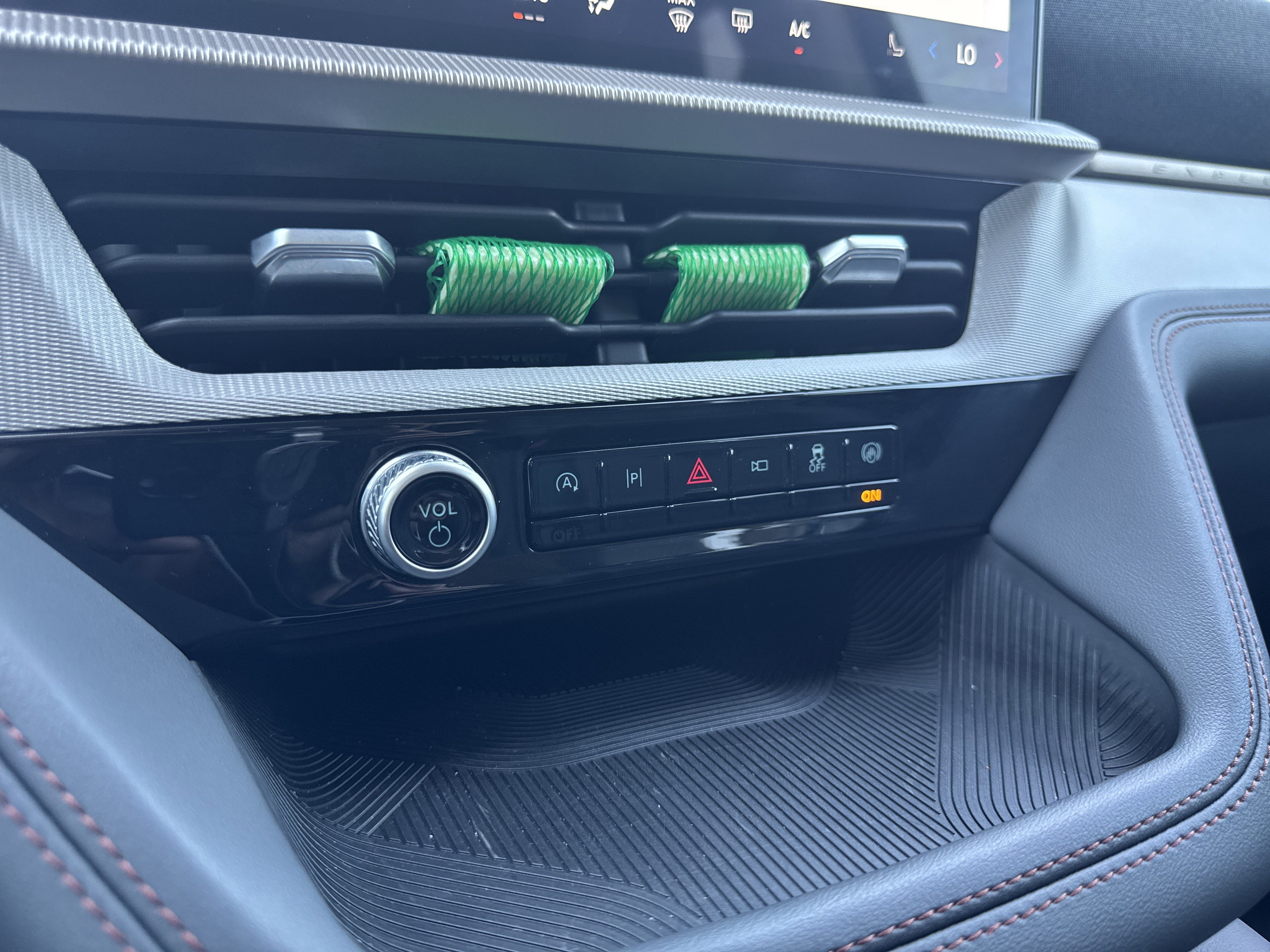 Certified 2025 Ford Explorer Active w/ Active Comfort Package image 31