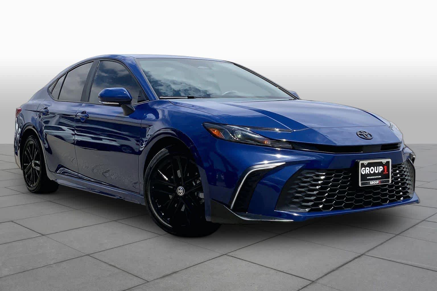 Used 2025 Toyota Camry SE w/ Convenience Package FWD image 3