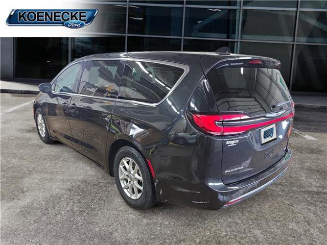 Used 2023 Chrysler Pacifica Touring-L image 6