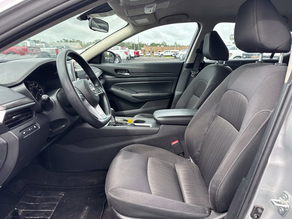 Used 2025 Nissan Altima 2.5 SV FWD image 9