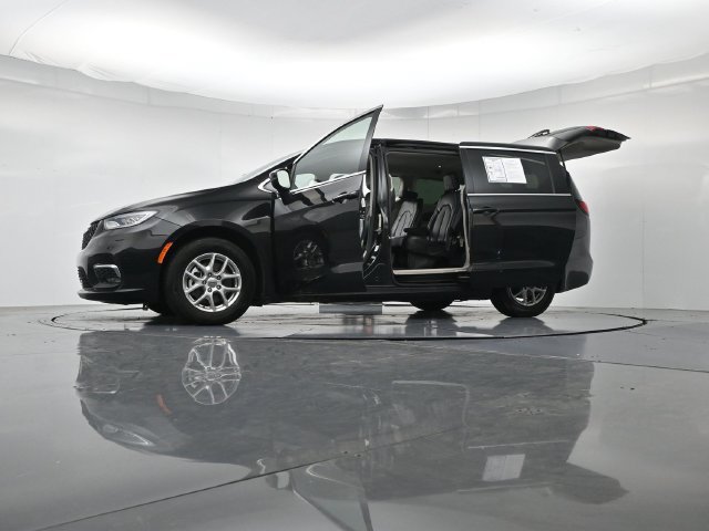 Used 2023 Chrysler Pacifica Touring-L FWD image 61