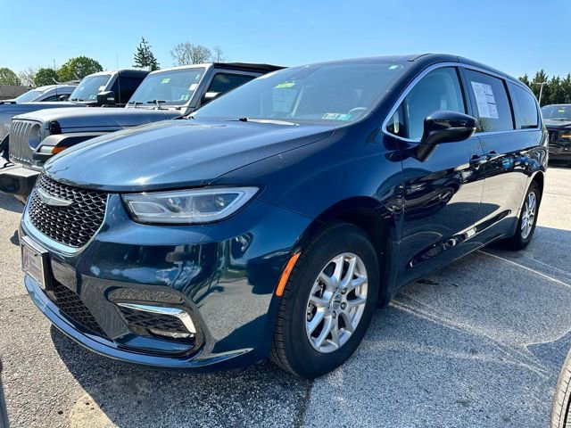 Used 2023 Chrysler Pacifica Touring-L FWD image 4