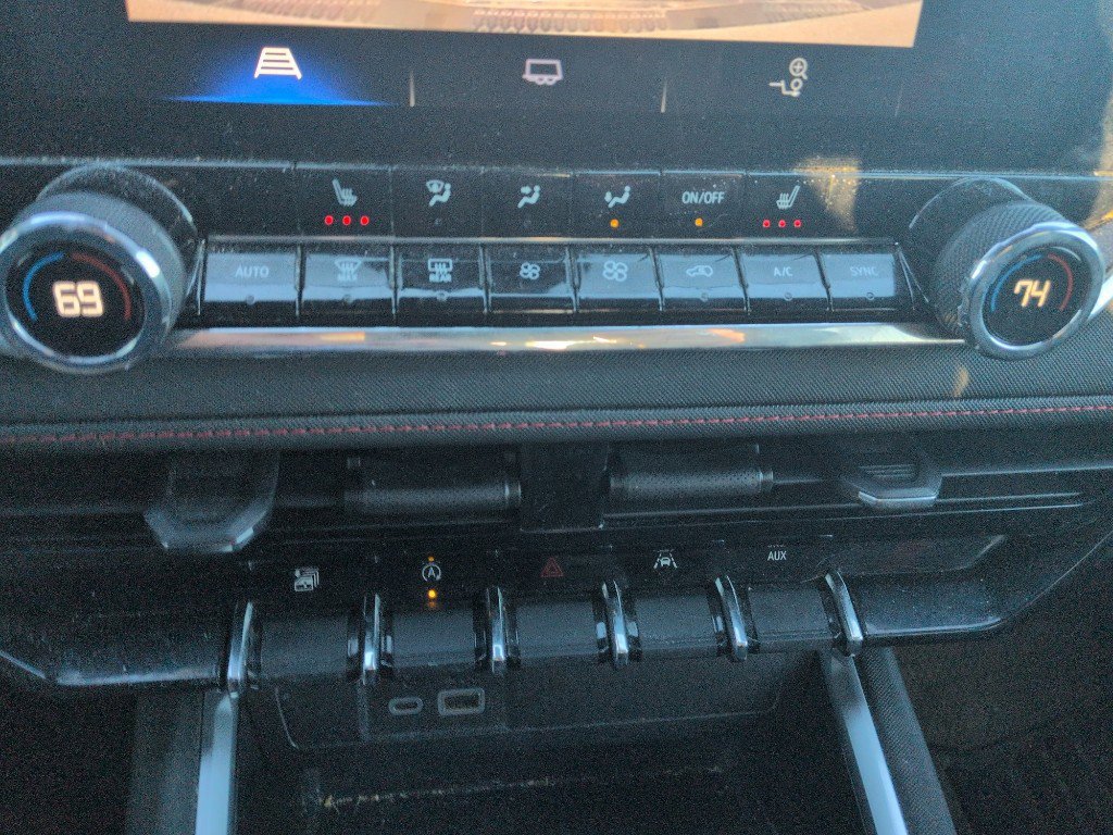 Used 2023 Chevrolet Colorado Z71 w/ Z71 Convenience Package 2 image 12