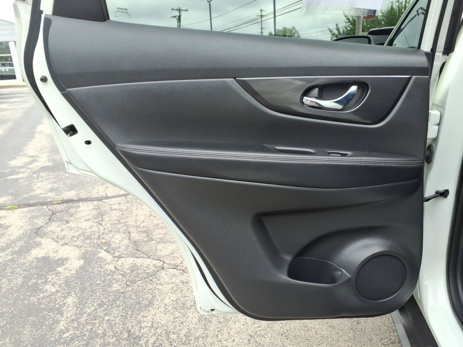 Used 2017 Nissan Rogue SV AWD/4WD image 12