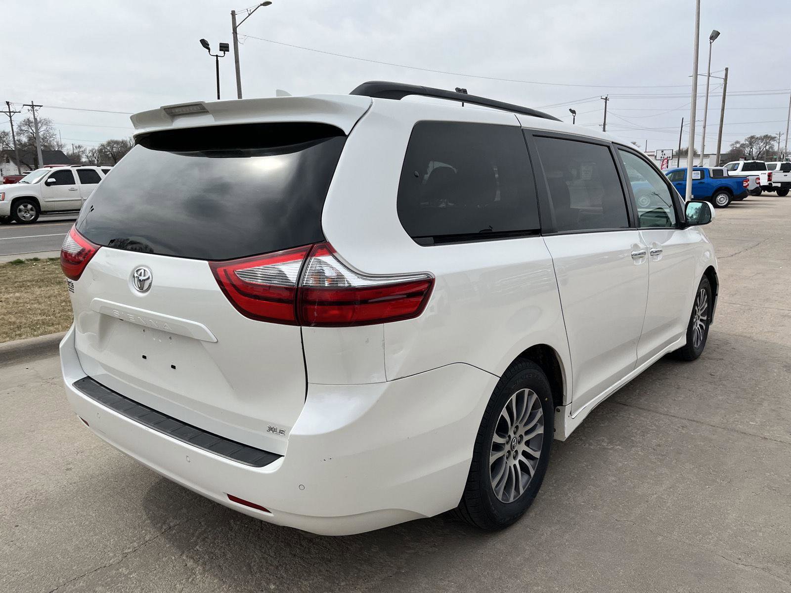 Used 2020 Toyota Sienna XLE w/ XLE Navigation Package image 8