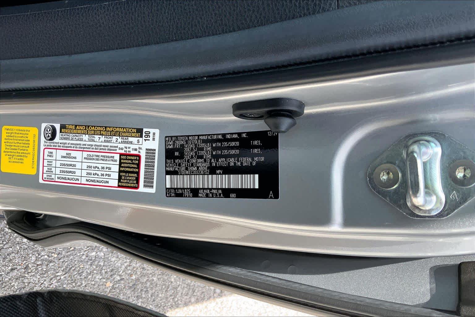 Used 2025 Toyota Sienna Platinum FWD image 32