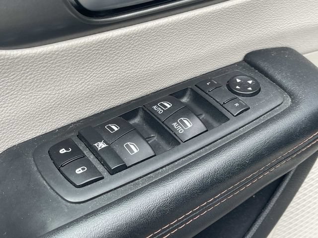 Used 2020 Chrysler Pacifica Touring-L FWD image 29