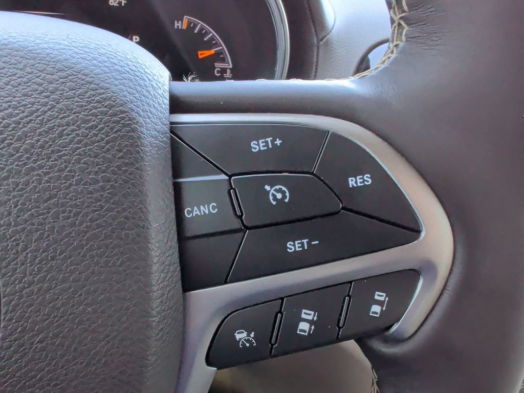 Used 2020 Jeep Grand Cherokee Overland AWD/4WD image 25