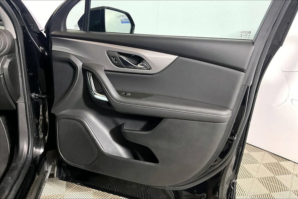 Used 2025 Chevrolet Blazer LT FWD image 19