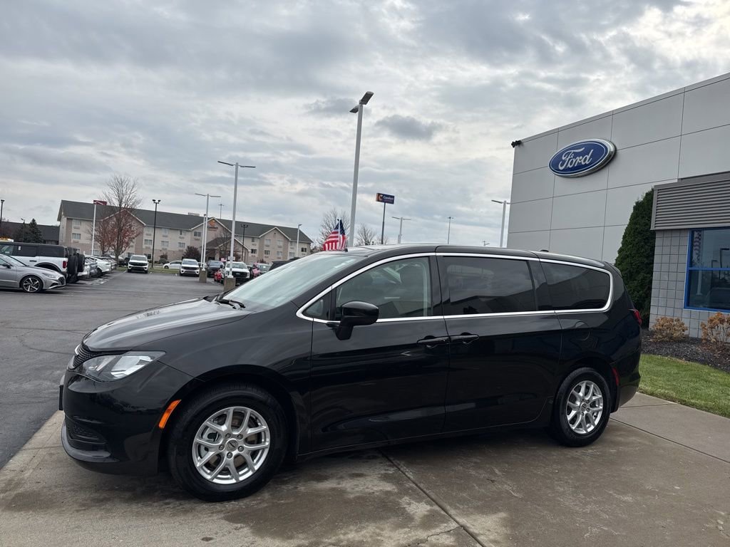 Used 2023 Chrysler Voyager LX image 7