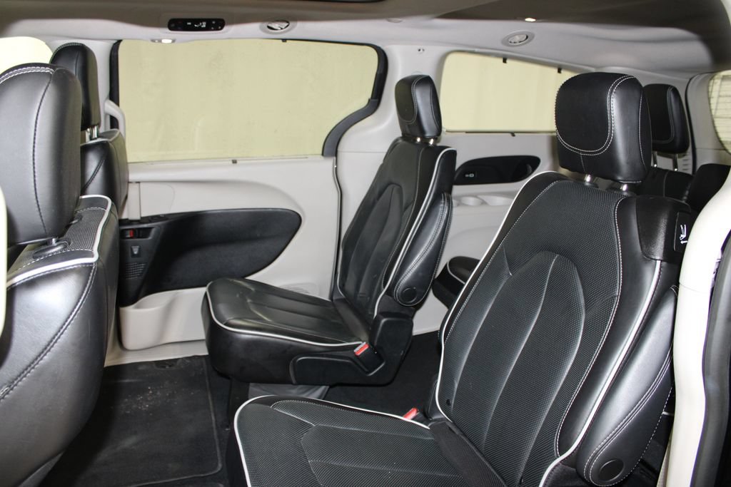 Used 2023 Chrysler Pacifica Limited FWD image 21