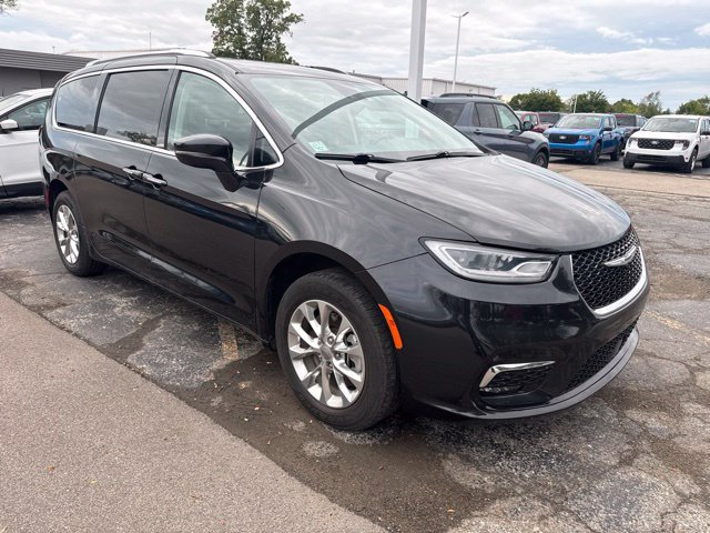 Used 2021 Chrysler Pacifica Touring-L w/ Uconnect Theater Family Group AWD/4WD image 4