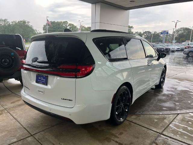 Used 2025 Chrysler Pacifica Limited FWD image 5