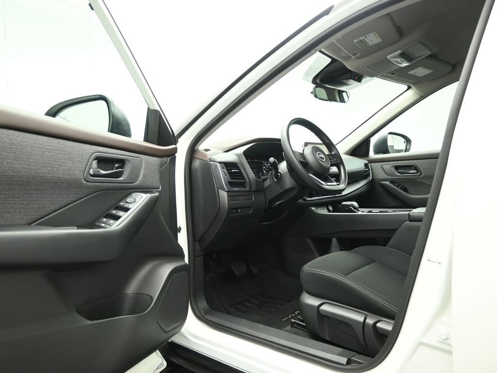 Used 2023 Nissan Rogue S image 35