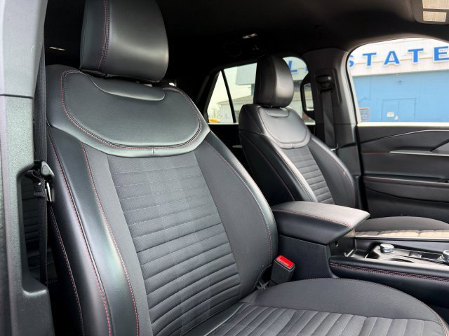 Certified 2025 Ford Explorer ST-Line w/ ST-Line Street Pack image 29