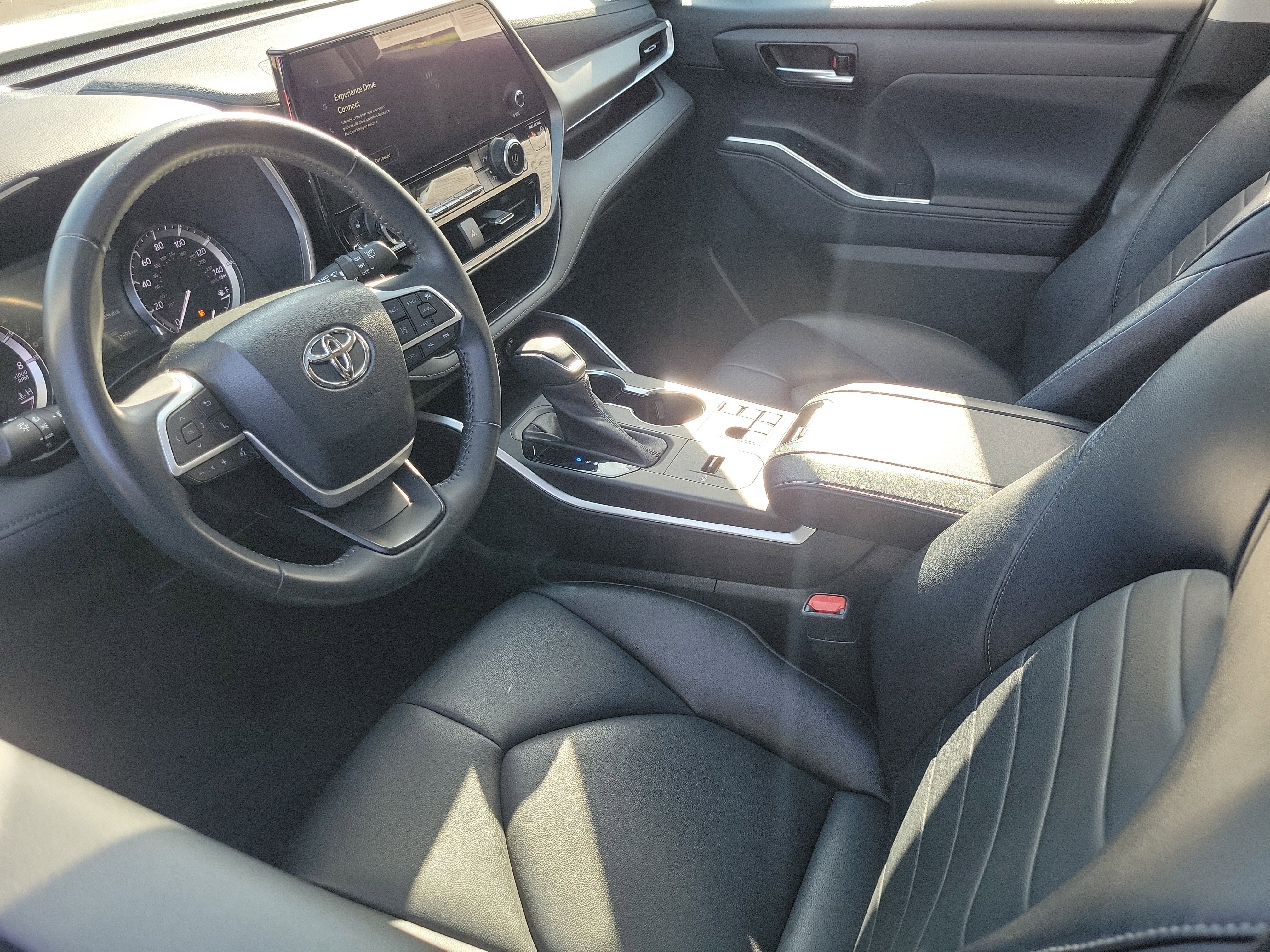 Used 2023 Toyota Highlander XLE FWD image 3