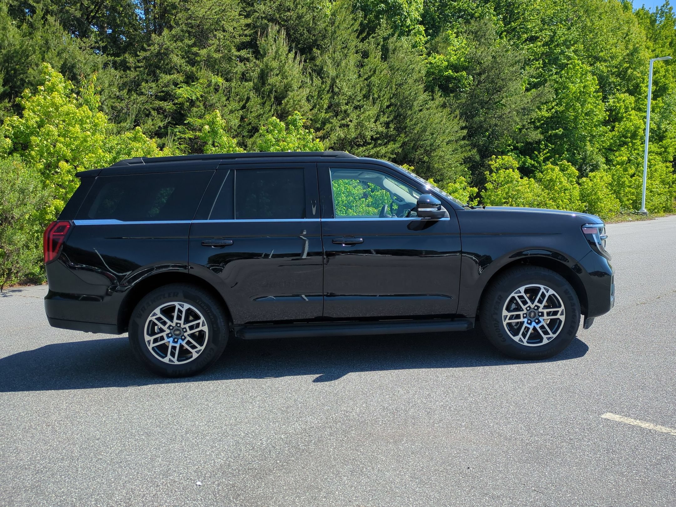 Certified 2025 Ford Expedition Active RWD image 3