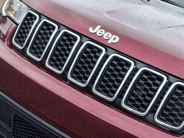 Used 2018 Jeep Grand Cherokee Laredo AWD/4WD image 22