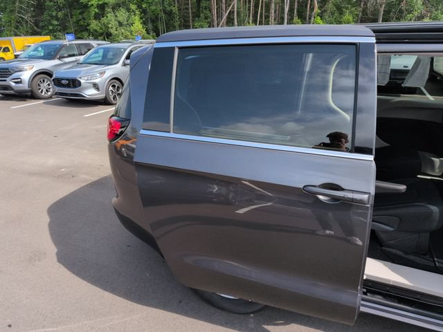Used 2017 Chrysler Pacifica Touring w/ Tire & Wheel Group FWD image 17