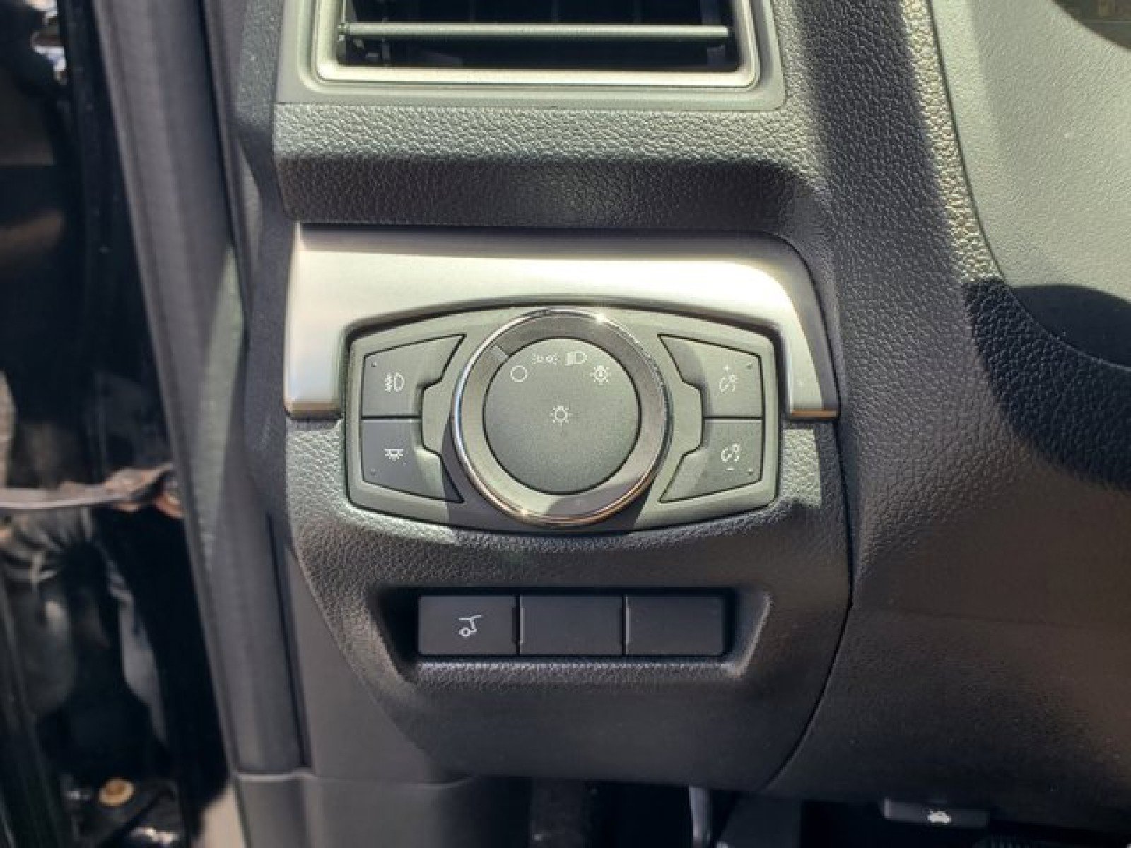 Certified 2019 Ford Explorer XLT w/ Equipment Group 202A FWD image 14