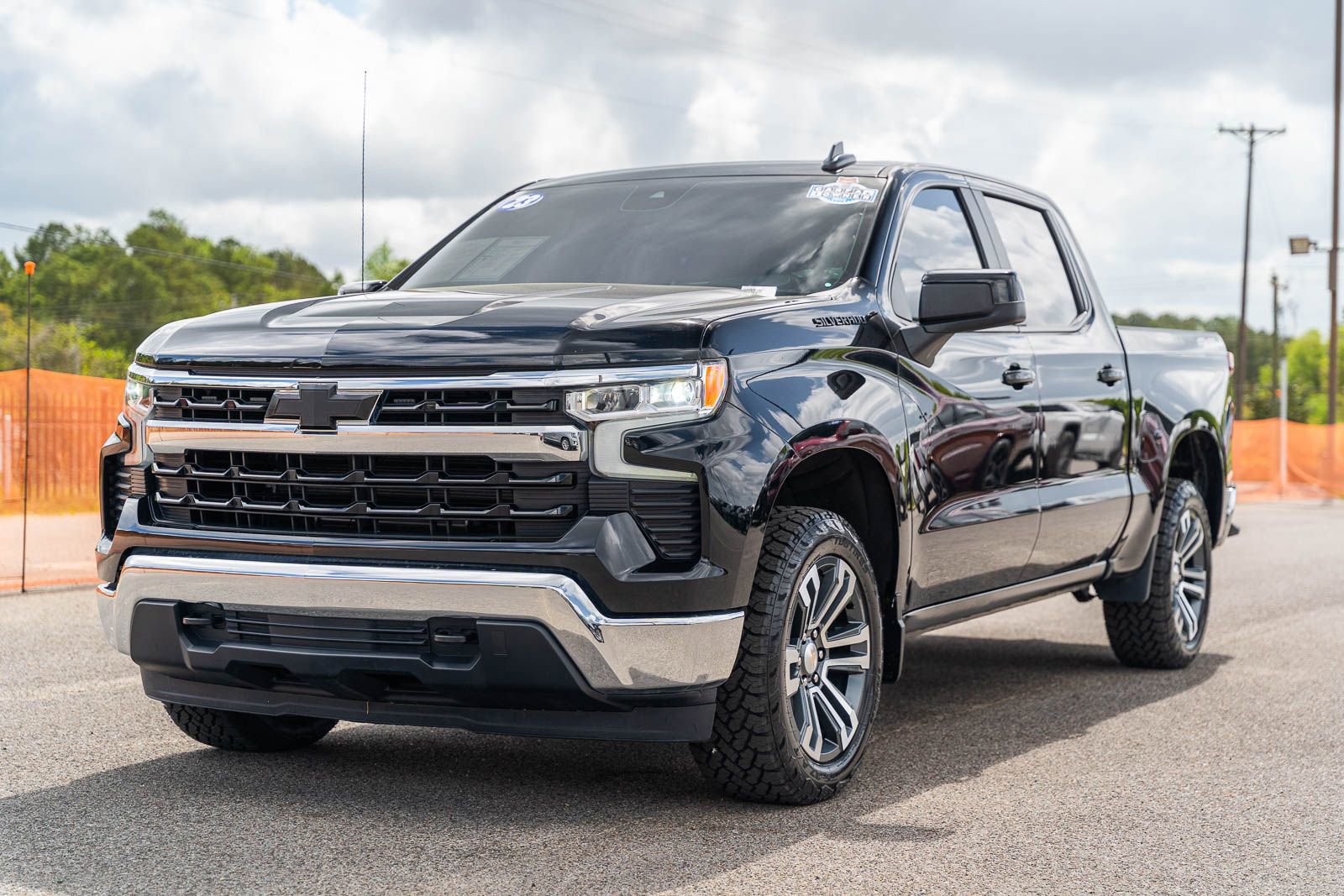 Used 2023 Chevrolet Silverado 1500 LT AWD/4WD image 3
