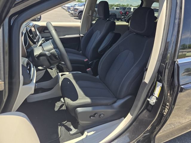 Used 2022 Chrysler Voyager LX FWD image 9