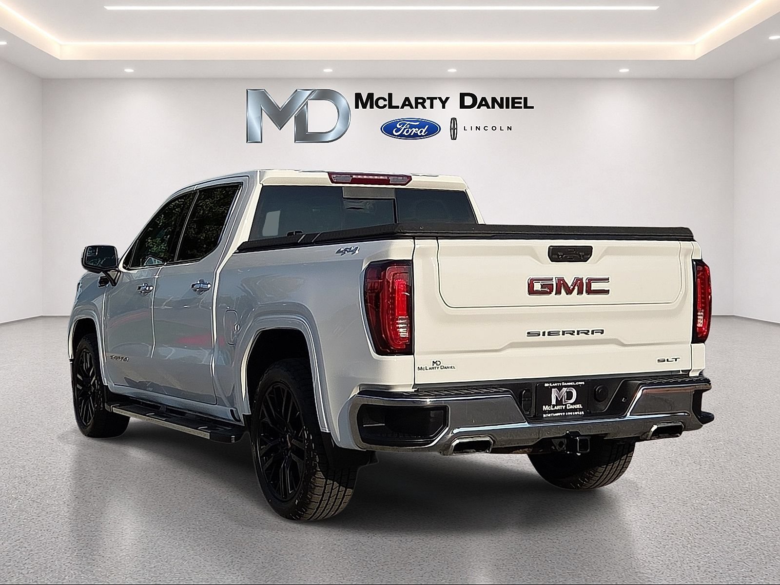 Used 2024 GMC Sierra 1500 SLT w/ SLT Premium Package AWD/4WD image 4