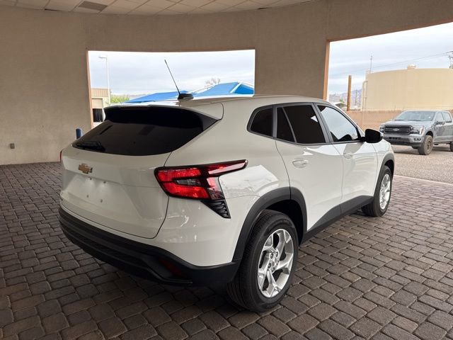 Used 2025 Chevrolet Trax LS w/ LS Convenience Package image 5