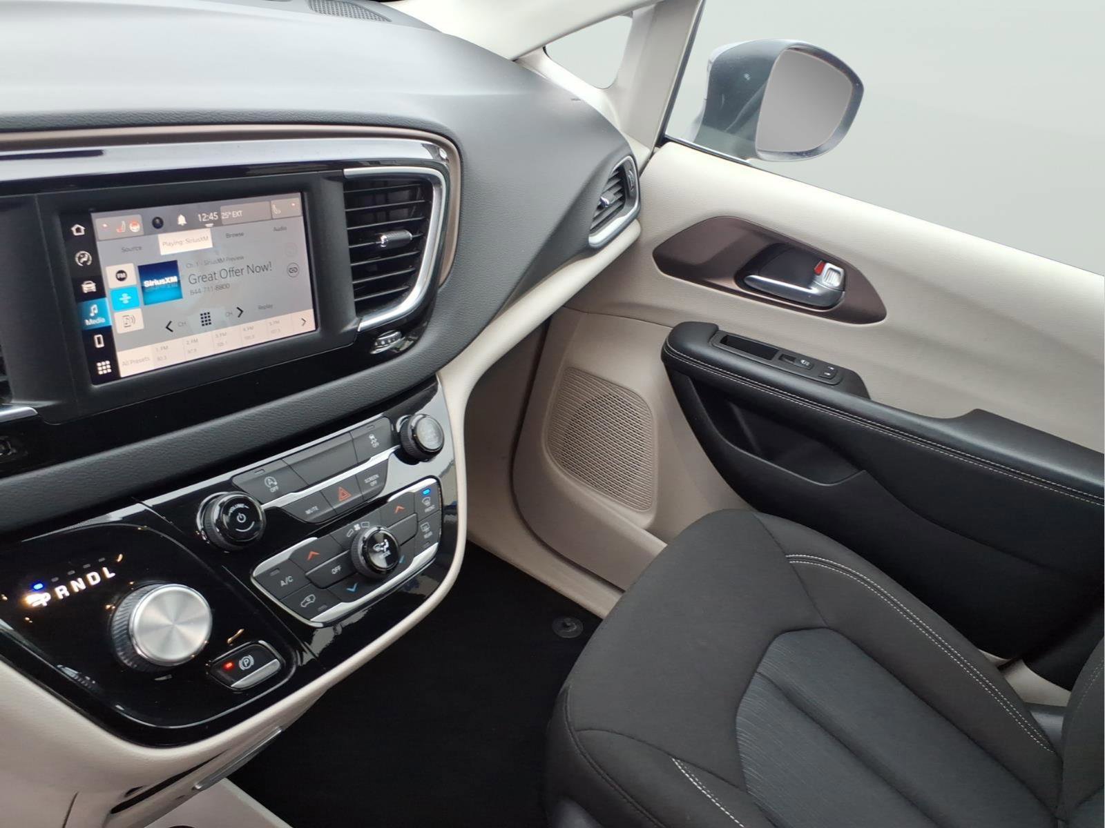 Used 2023 Chrysler Voyager LX image 21