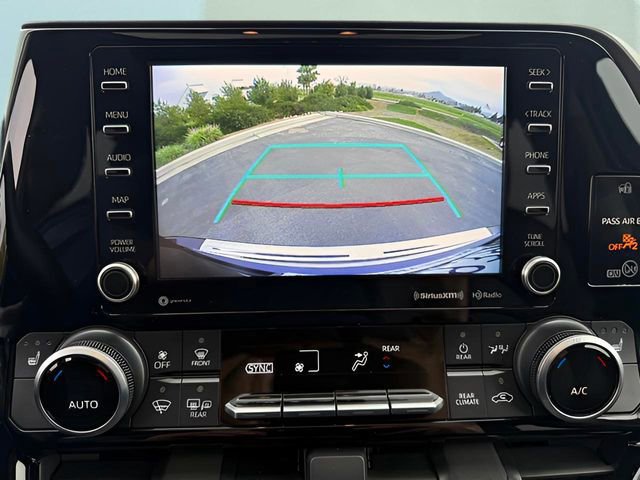 Used 2020 Toyota Highlander XLE image 30