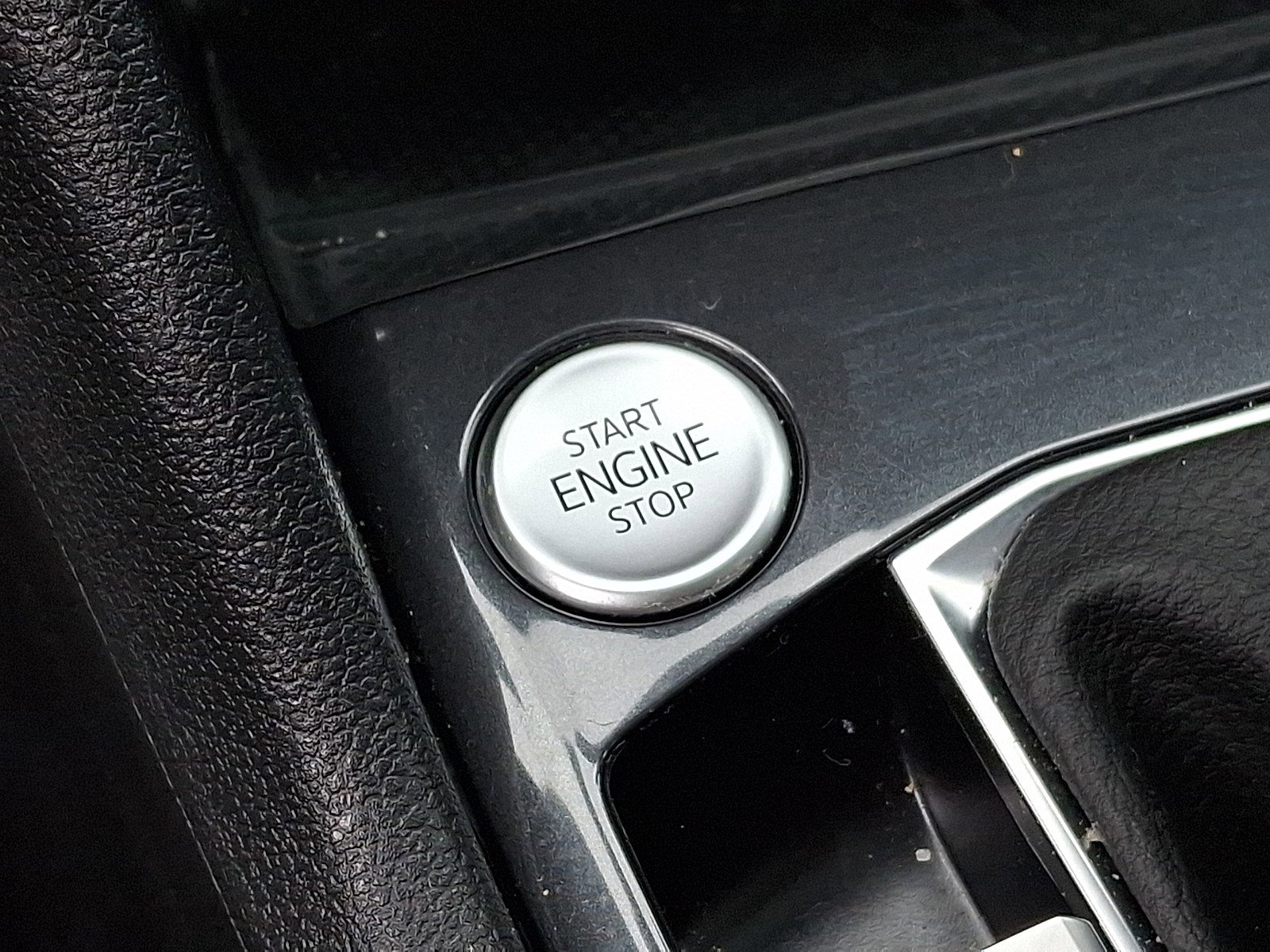Used 2024 Volkswagen Tiguan SE R-Line FWD image 24