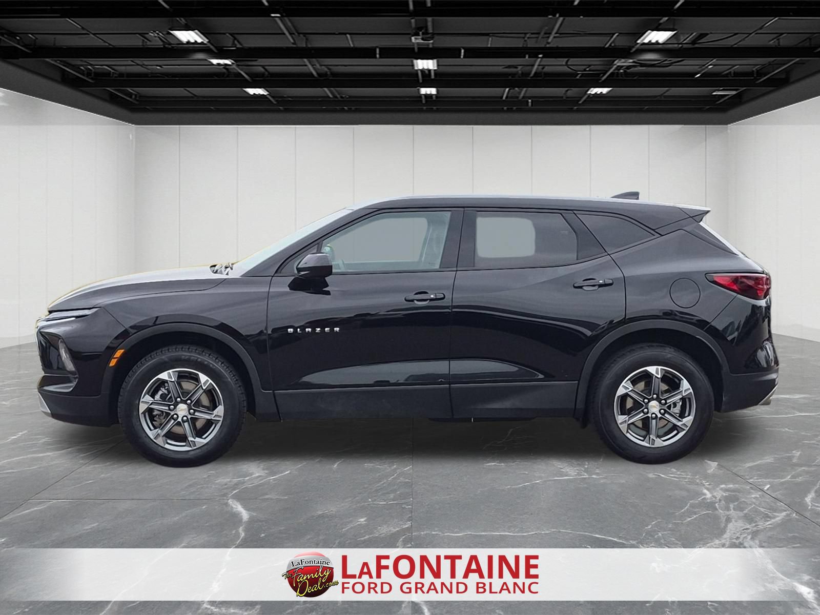 Used 2025 Chevrolet Blazer LT FWD image 2