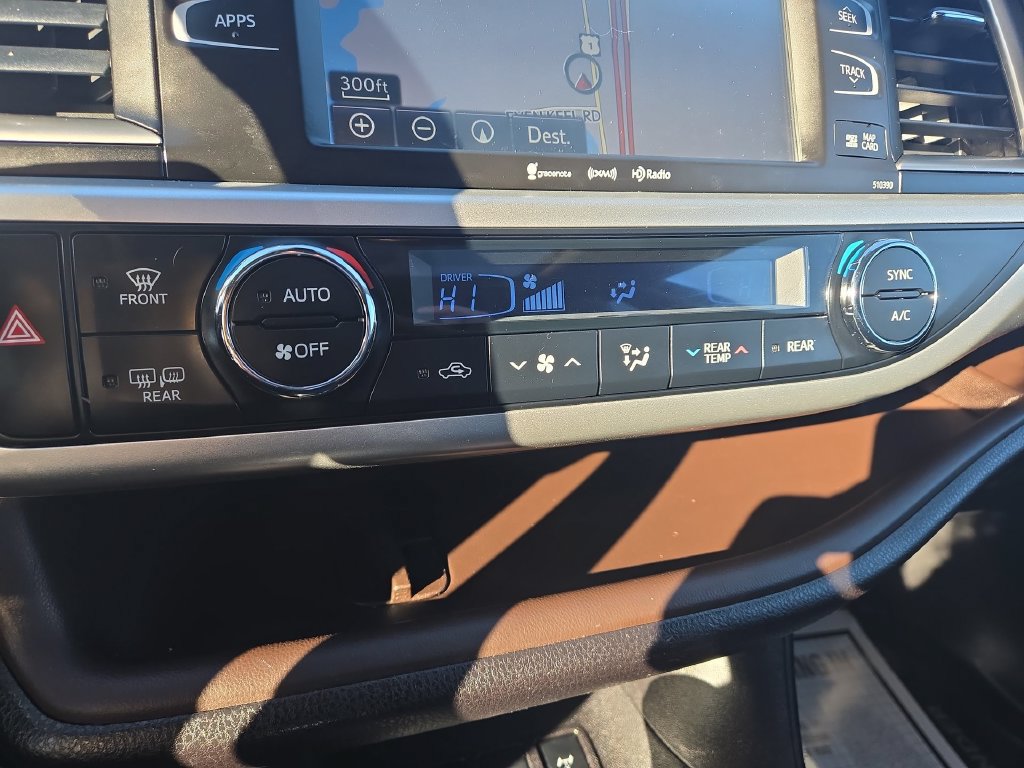Used 2019 Toyota Highlander XLE w/ Carpet Mat Package (TMS) AWD/4WD image 11