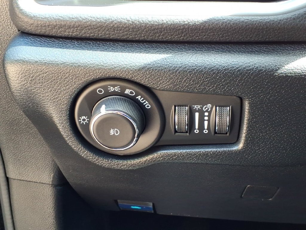 Used 2025 Chrysler Pacifica Limited FWD image 25